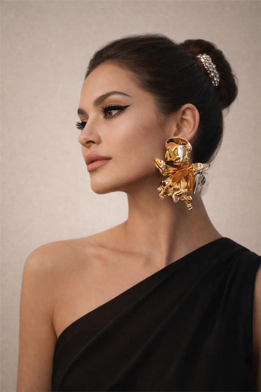 Maisie Gold Rengi Metal Çiçek Figürü Küpe